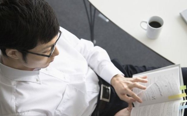 男人该如何挑选西装颜色？挑选西装要注意哪些细节？[图]