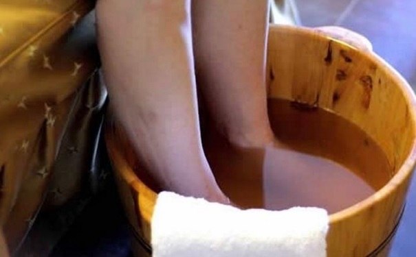 中药泡脚的养生步骤是什么？中药泡脚如何选择容器最好